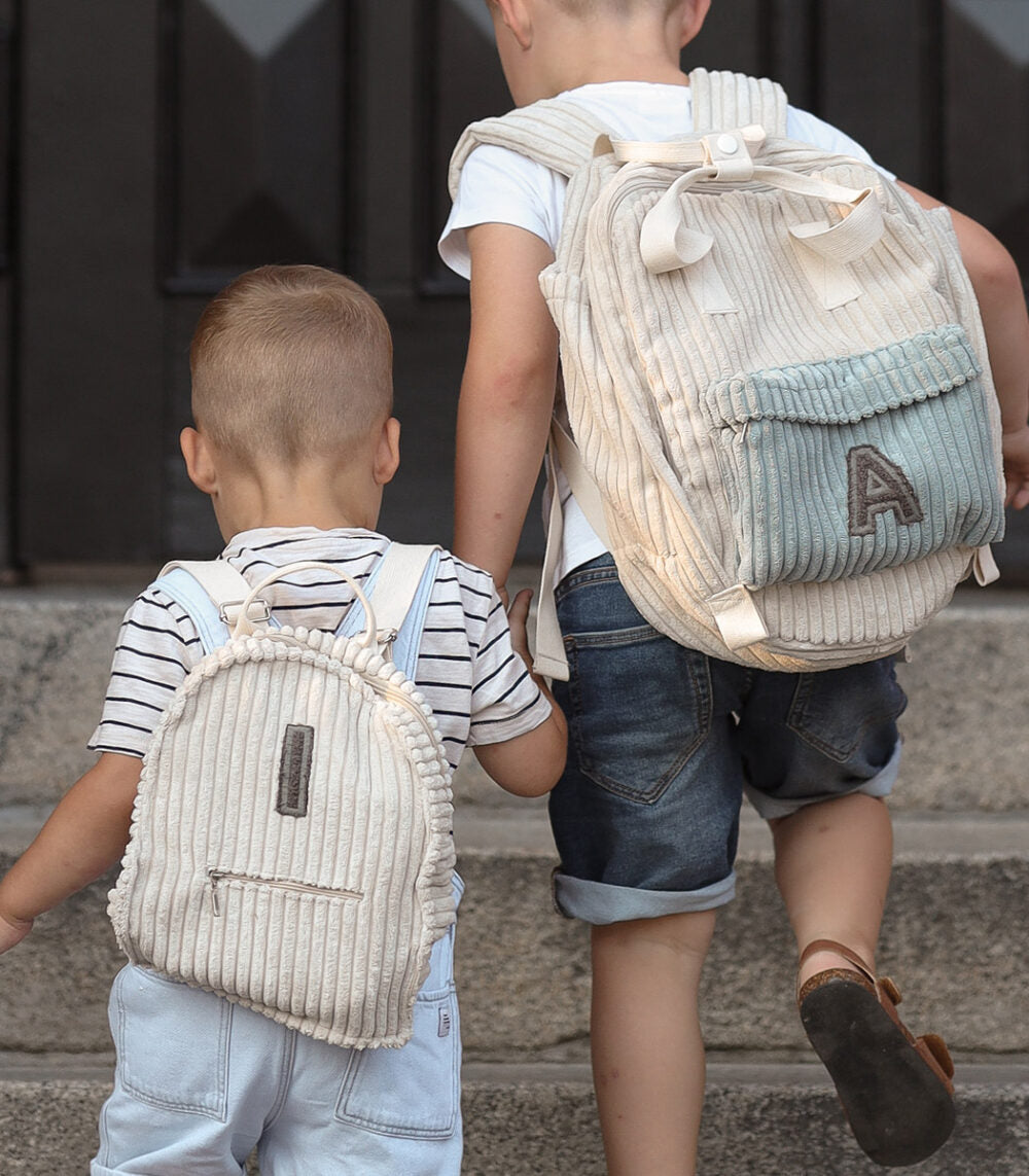 Sztruksowy plecak dla dzieci z literką – mały, kolor Off White