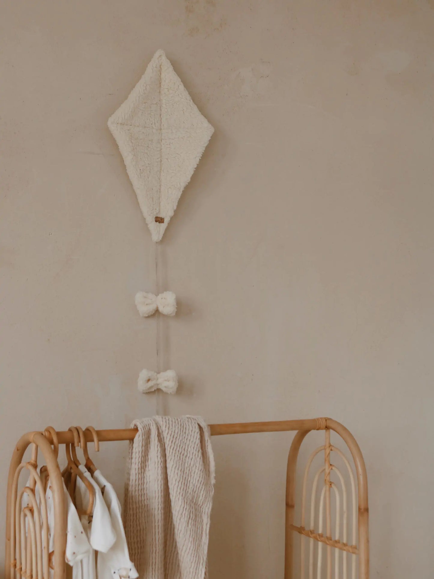 Latawiec – dekoracja na ścianę – baranek Teddy – krem