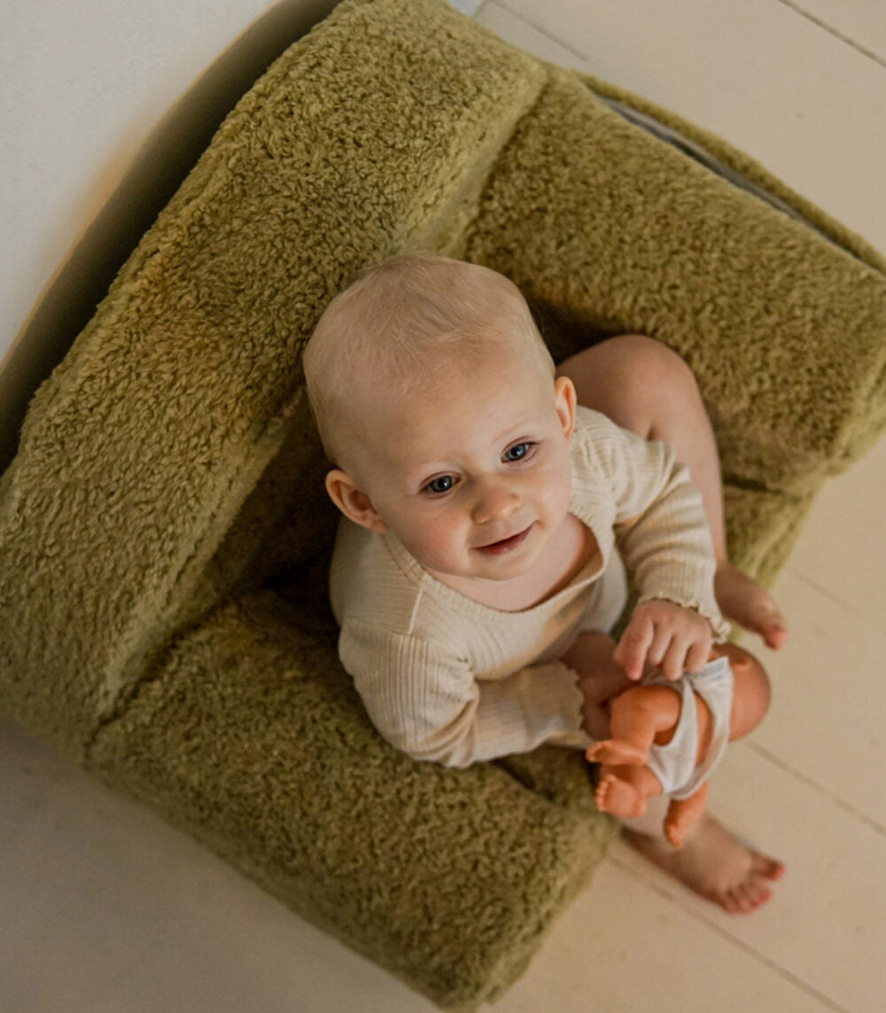 Futrzany fotelik dla dziecka z haftowanym imieniem oliwkowy