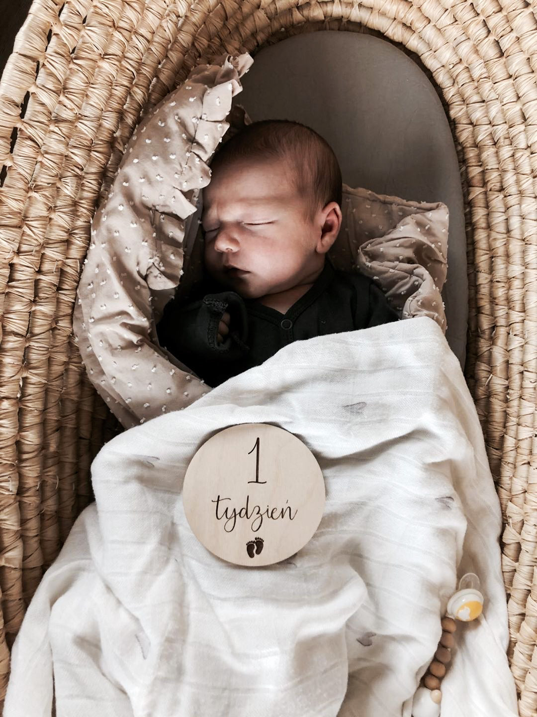 Drewniane tabliczki do zdjęć - stópki  - "It's a boy" - personalizowana