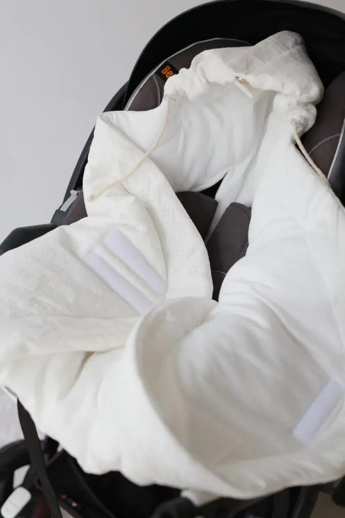 Otulacz do fotelika samochodowego haftowany – ecru