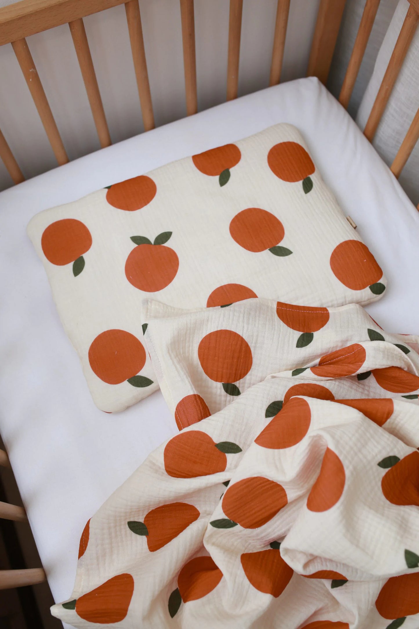 Muślinowa płaska poduszka niemowlęca – Owocki