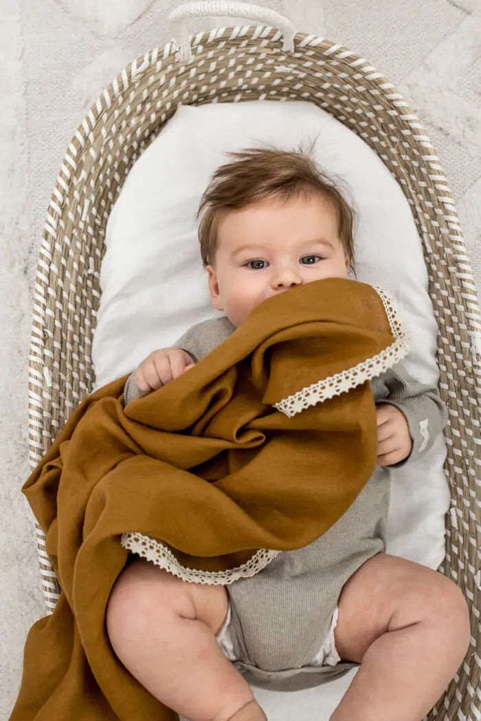 Otulacz niemowlęcy lniany z koronką – kolor karmelowy