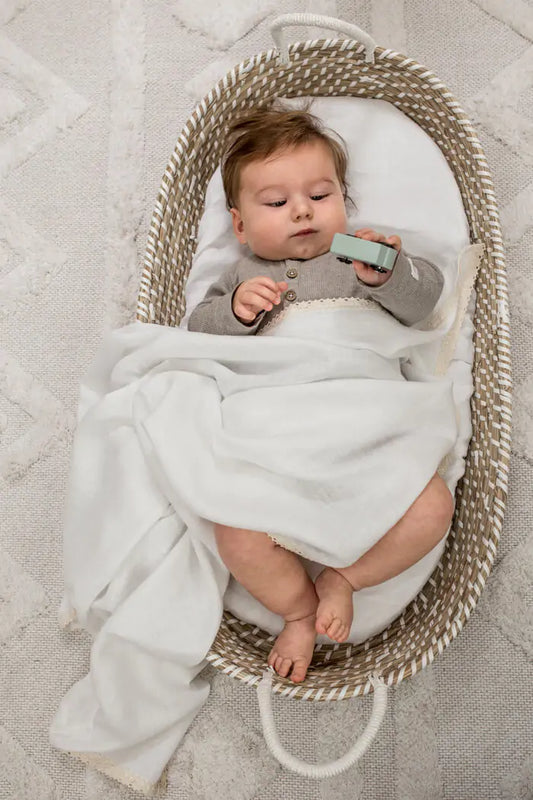 Otulacz niemowlęcy lniany z koronką – biały