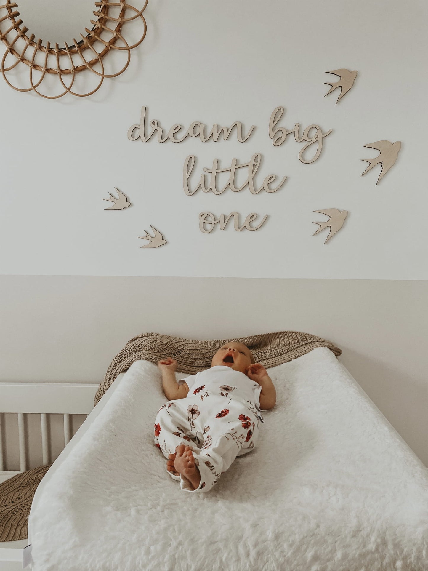 Napis „Dream big little one”