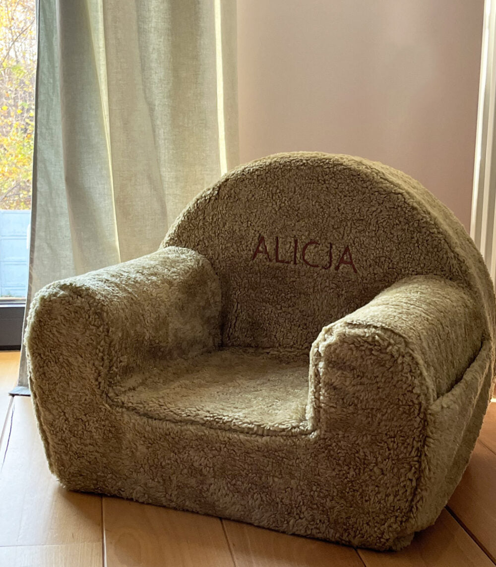 Futrzany fotelik dla dziecka z haftowanym imieniem oliwkowy