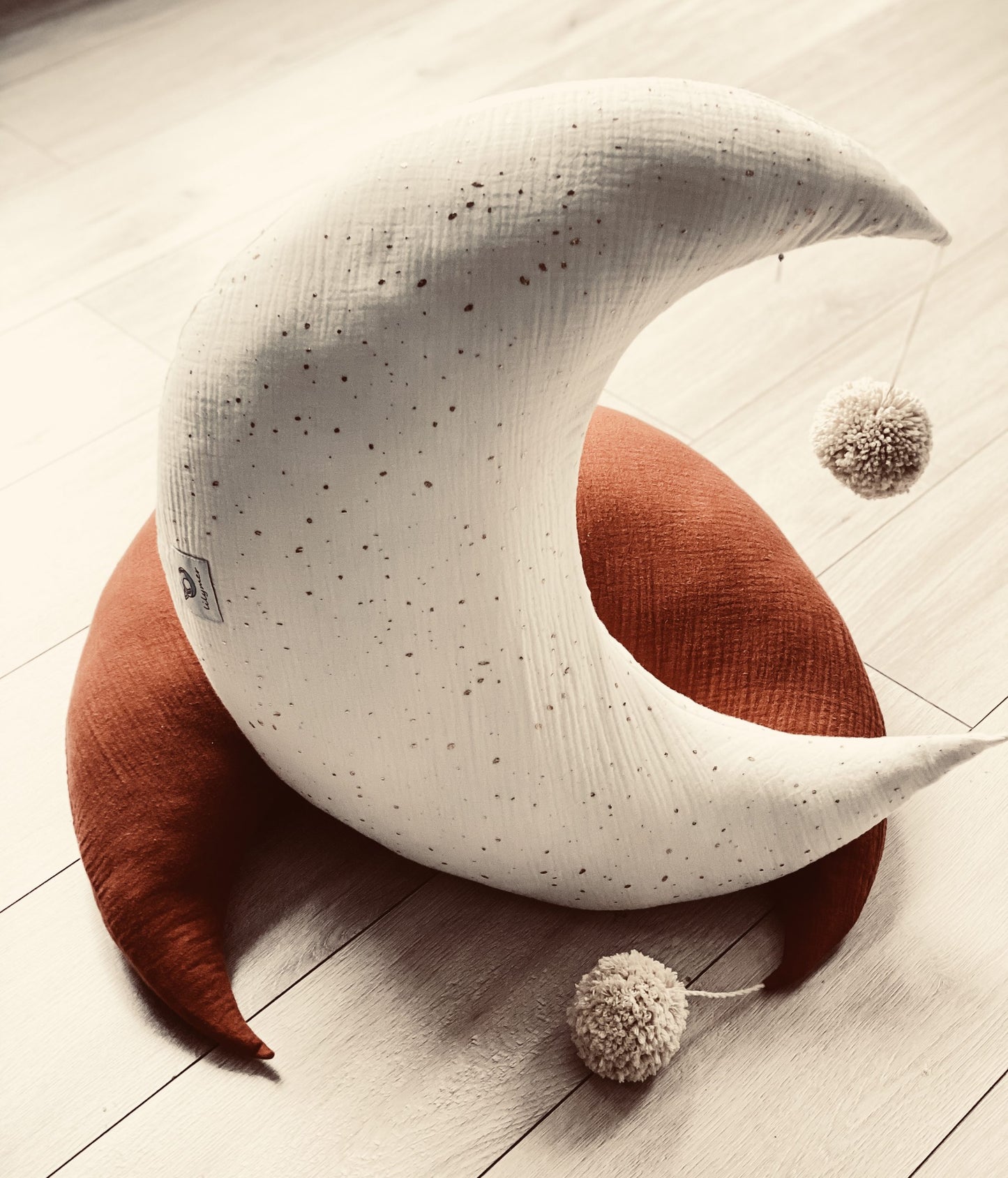 Muślinowa poduszka księżyc – piaskowa kropki