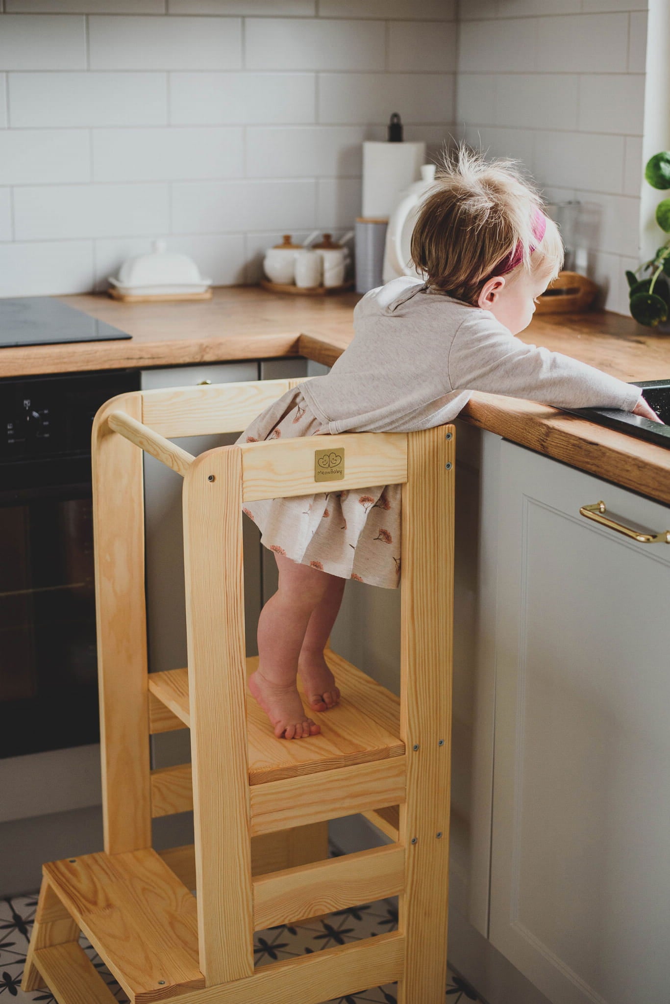 MeowBaby® Kitchen Helper z Tablicą Pomocnik Kuchenny dla Dziecka, Naturalne drewno