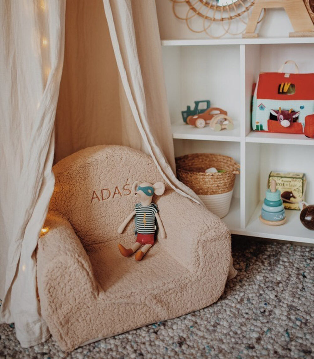 Futrzany fotelik dla dziecka z haftowanym imieniem beżowy